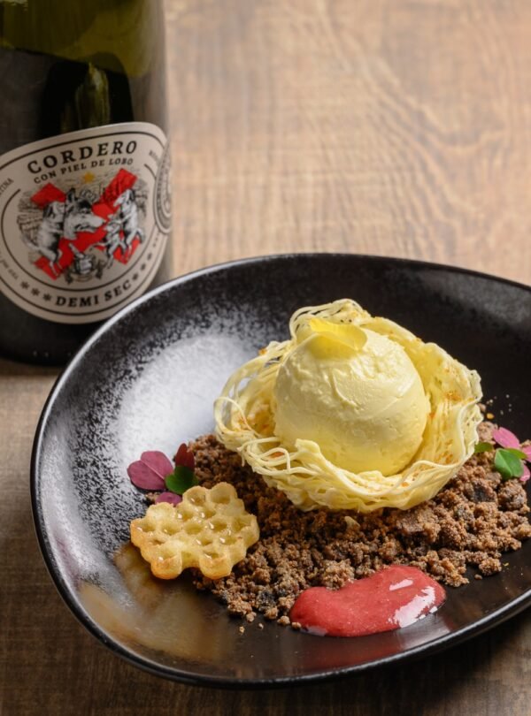 Descubra a Experiência Andina em Mendoza, um passeio que reúne arquitetura premiada, inovação vinícola e gastronomia de alto nível, com visita à Vinícola Anaia e jantar no Restaurante Abrasado.