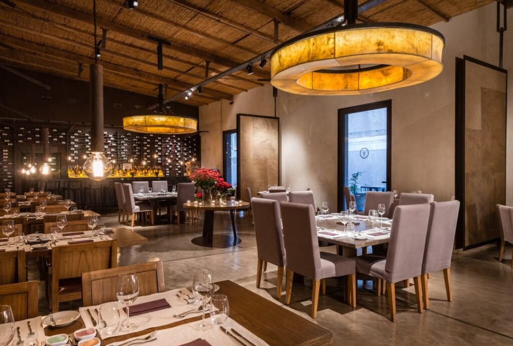 Descubra a Experiência Andina em Mendoza, um passeio que reúne arquitetura premiada, inovação vinícola e gastronomia de alto nível, com visita à Vinícola Anaia e jantar no Restaurante Abrasado.