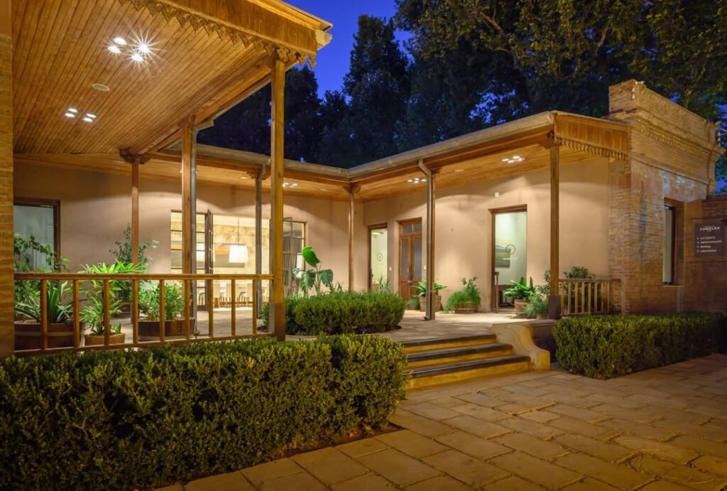 Descubra a Experiência Andina em Mendoza, um passeio que reúne arquitetura premiada, inovação vinícola e gastronomia de alto nível, com visita à Vinícola Anaia e jantar no Restaurante Abrasado.