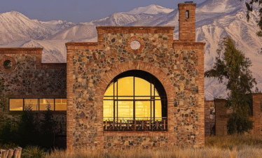 Viva uma experiência gastronômica exclusiva no jantar do Restaurante Angélica, dentro da Vinícola Catena Zapata, em Mendoza. Menu degustação harmonizado, ambiente sofisticado e transporte privativo.
