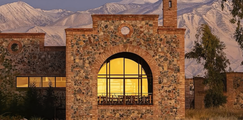 Viva uma experiência gastronômica exclusiva no jantar do Restaurante Angélica, dentro da Vinícola Catena Zapata, em Mendoza. Menu degustação harmonizado, ambiente sofisticado e transporte privativo.