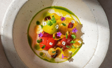 Viva uma experiência gastronômica exclusiva no jantar do Restaurante Angélica, dentro da Vinícola Catena Zapata, em Mendoza. Menu degustação harmonizado, ambiente sofisticado e transporte privativo.