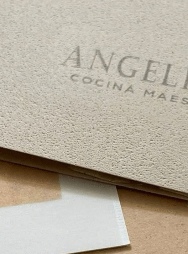 Viva uma experiência gastronômica exclusiva no jantar do Restaurante Angélica, dentro da Vinícola Catena Zapata, em Mendoza. Menu degustação harmonizado, ambiente sofisticado e transporte privativo.