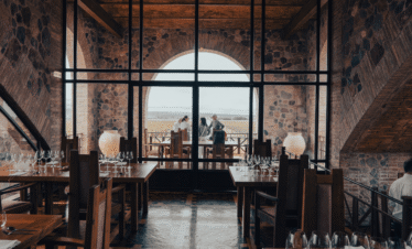 Viva uma experiência gastronômica exclusiva no jantar do Restaurante Angélica, dentro da Vinícola Catena Zapata, em Mendoza. Menu degustação harmonizado, ambiente sofisticado e transporte privativo.