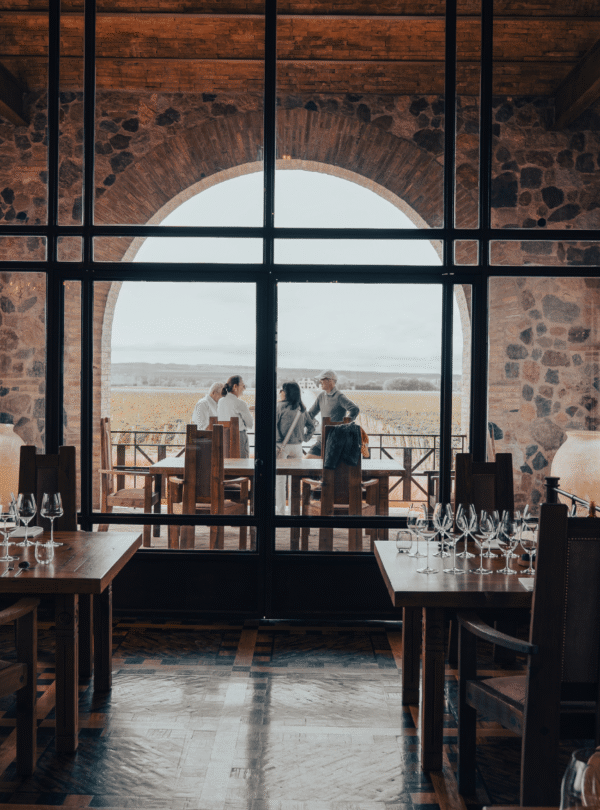 Viva uma experiência gastronômica exclusiva no jantar do Restaurante Angélica, dentro da Vinícola Catena Zapata, em Mendoza. Menu degustação harmonizado, ambiente sofisticado e transporte privativo.