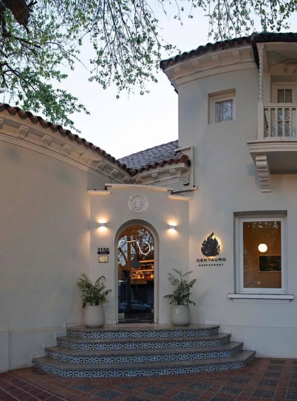 Viva uma experiência gastronômica única no Restaurante Centauro, em Mendoza. Um jantar que combina tecnologia, sustentabilidade e os melhores sabores regionais em um menu harmonizado de 4 ou 8 tempos.