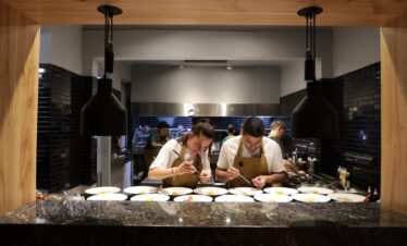 Viva uma experiência gastronômica única no Restaurante Centauro, em Mendoza. Um jantar que combina tecnologia, sustentabilidade e os melhores sabores regionais em um menu harmonizado de 4 ou 8 tempos.