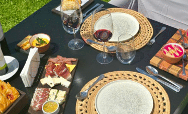 Viva o entardecer na Vinícola Andeluna, no Vale de Uco, com vista para a Cordilheira do Prata, menu regional e uma garrafa de vinho incluída. Transporte privativo e saída diária de Mendoza.