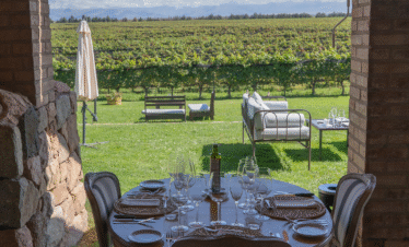 Viva o entardecer na Vinícola Andeluna, no Vale de Uco, com vista para a Cordilheira do Prata, menu regional e uma garrafa de vinho incluída. Transporte privativo e saída diária de Mendoza.