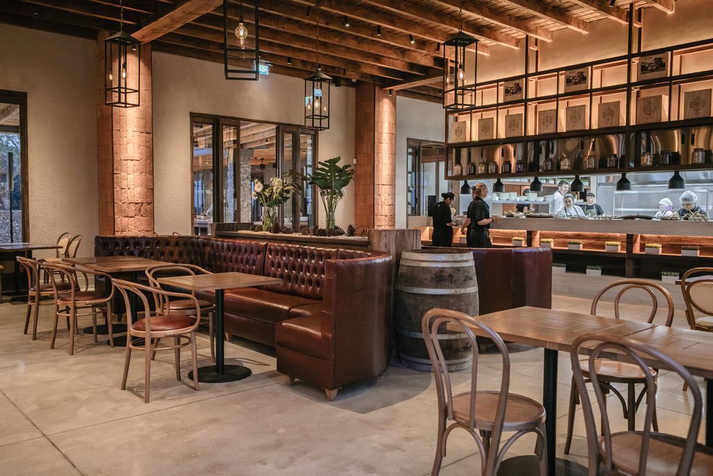 Viva um dia inesquecível na Estância Vigil: visita guiada ao vinhedo, degustação de Malbec e almoço harmonizado em 3 passos, com transporte ida e volta do hotel.