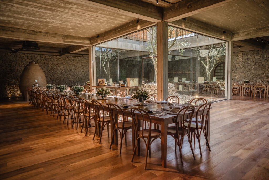 Viva um dia inesquecível na Estância Vigil: visita guiada ao vinhedo, degustação de Malbec e almoço harmonizado em 3 passos, com transporte ida e volta do hotel.