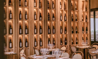 Viva um dia inesquecível na Estância Vigil: visita guiada ao vinhedo, degustação de Malbec e almoço harmonizado em 3 passos, com transporte ida e volta do hotel.
