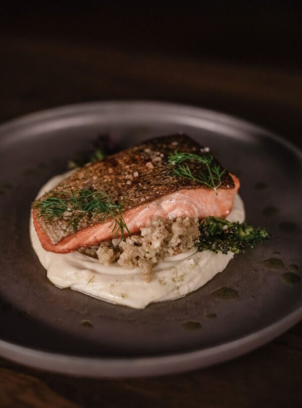 Viva um dia inesquecível na Estância Vigil: visita guiada ao vinhedo, degustação de Malbec e almoço harmonizado em 3 passos, com transporte ida e volta do hotel.