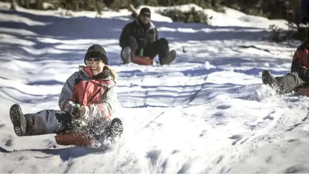 Passeio na neve em Bariloche: descubra as diferenças entre os passeios Roca Negra e Extremo Encantado no Cerro López.