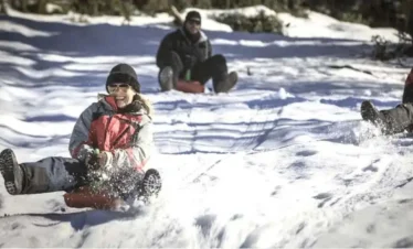 Passeio na neve em Bariloche: descubra as diferenças entre os passeios Roca Negra e Extremo Encantado no Cerro López.