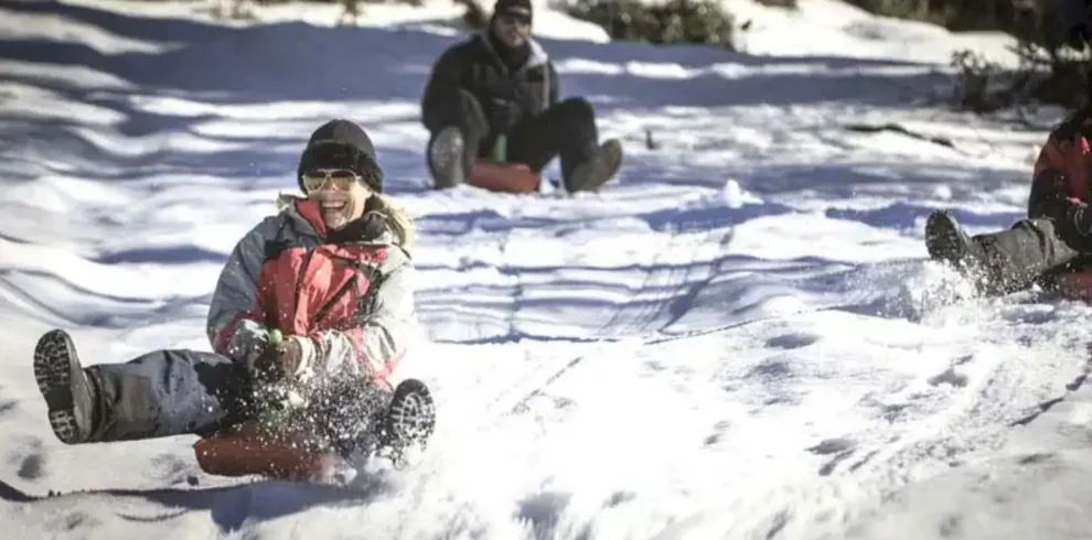 Passeio na neve em Bariloche: descubra as diferenças entre os passeios Roca Negra e Extremo Encantado no Cerro López.
