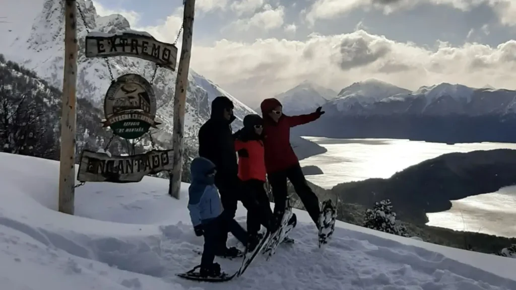 Passeio na neve em Bariloche: descubra as diferenças entre os passeios Roca Negra e Extremo Encantado no Cerro López.
