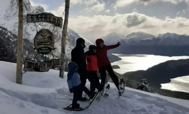 Passeio na neve em Bariloche: descubra as diferenças entre os passeios Roca Negra e Extremo Encantado no Cerro López.
