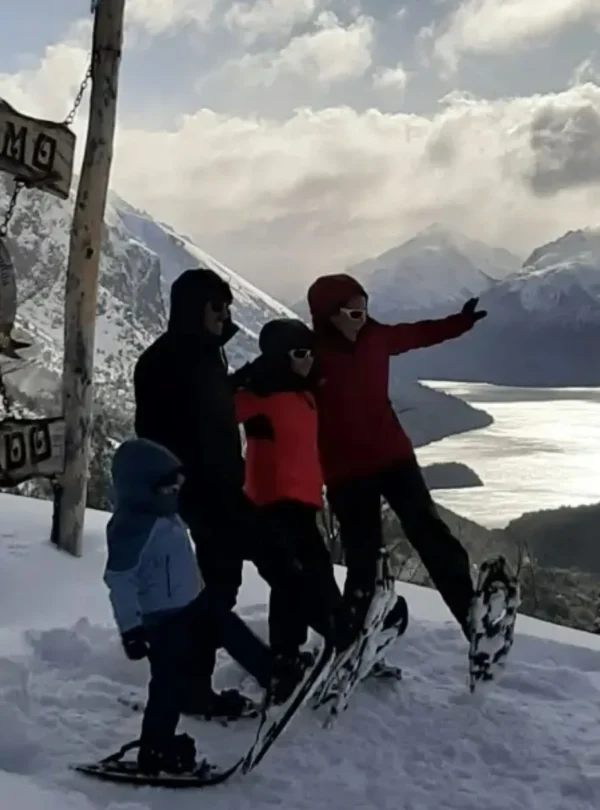 Passeio na neve em Bariloche: descubra as diferenças entre os passeios Roca Negra e Extremo Encantado no Cerro López.