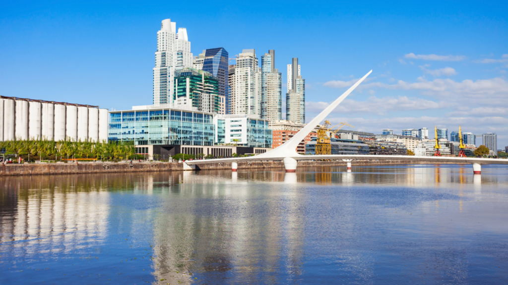 Descubra como é Buenos Aires em março: clima, o que vestir, eventos, feriados e os melhores passeios para aproveitar a cidade em 2026.