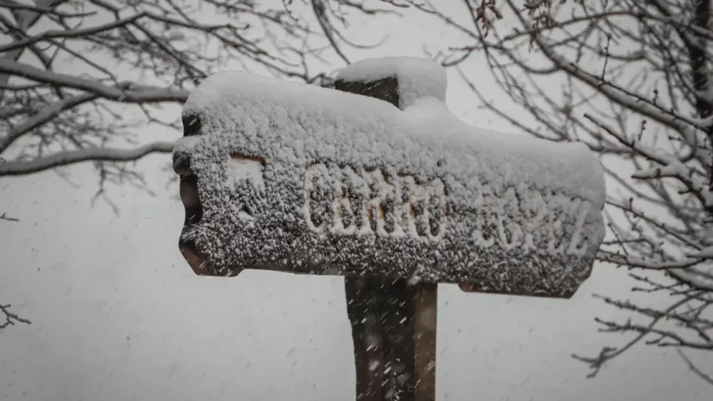 Passeio na neve em Bariloche: descubra as diferenças entre os passeios Roca Negra e Extremo Encantado no Cerro López.