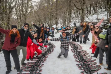 Passeio na neve em Bariloche: descubra as diferenças entre os passeios Roca Negra e Extremo Encantado no Cerro López.