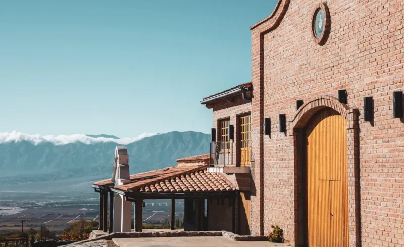 Descubra o Wine Tour em Cafayate com degustação de vinhos de altitude em Salta, visita a vinícolas renomadas e experiência gastronômica com queijos artesanais.