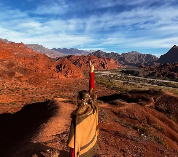 Descubra o Wine Tour em Cafayate com degustação de vinhos de altitude em Salta, visita a vinícolas renomadas e experiência gastronômica com queijos artesanais.