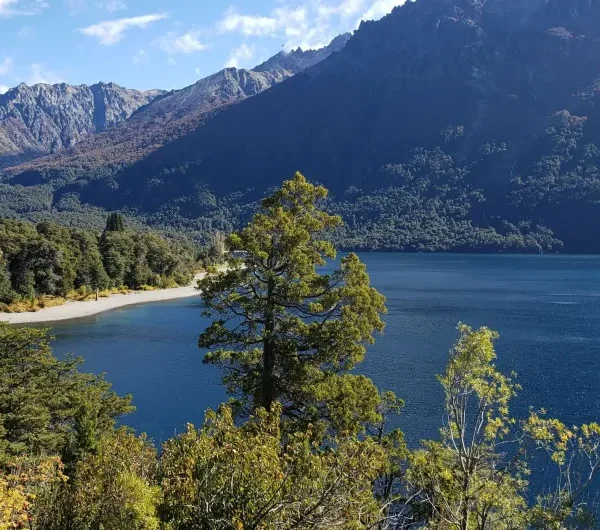 Descubra o Circuito Grande em Bariloche, uma excursão de dia completo que revela alguns dos cenários mais impressionantes da Patagônia Argentina.