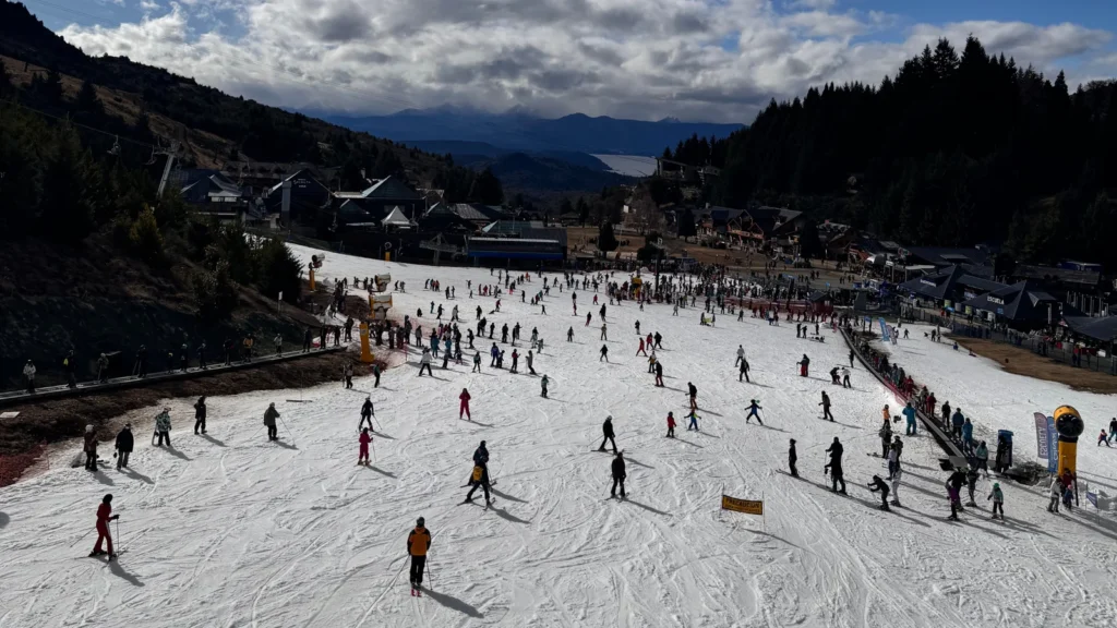 Aprenda ski ou snowboard Cerro Catedral com aula grupal para iniciantes em Bariloche. Inclui equipamento completo e transporte até a montanha.