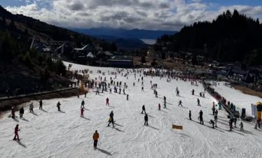 Aprenda ski ou snowboard Cerro Catedral com aula grupal para iniciantes em Bariloche. Inclui equipamento completo e transporte até a montanha.