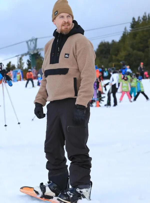 Aprenda ski ou snowboard Cerro Catedral com aula grupal para iniciantes em Bariloche. Inclui equipamento completo e transporte até a montanha.