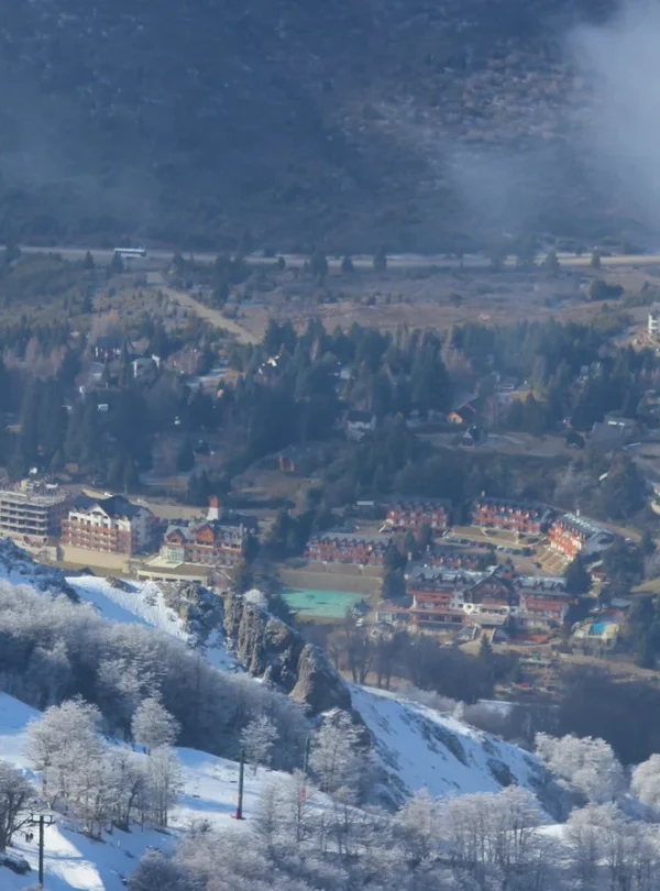 Aprenda ski ou snowboard Cerro Catedral com aula grupal para iniciantes em Bariloche. Inclui equipamento completo e transporte até a montanha.