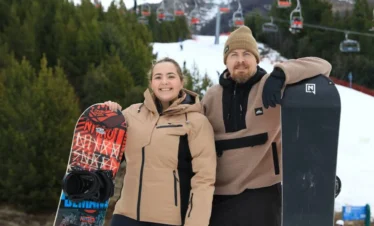 Aprenda ski ou snowboard Cerro Catedral com aula grupal para iniciantes em Bariloche. Inclui equipamento completo e transporte até a montanha.