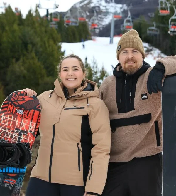 Aprenda ski ou snowboard Cerro Catedral com aula grupal para iniciantes em Bariloche. Inclui equipamento completo e transporte até a montanha.