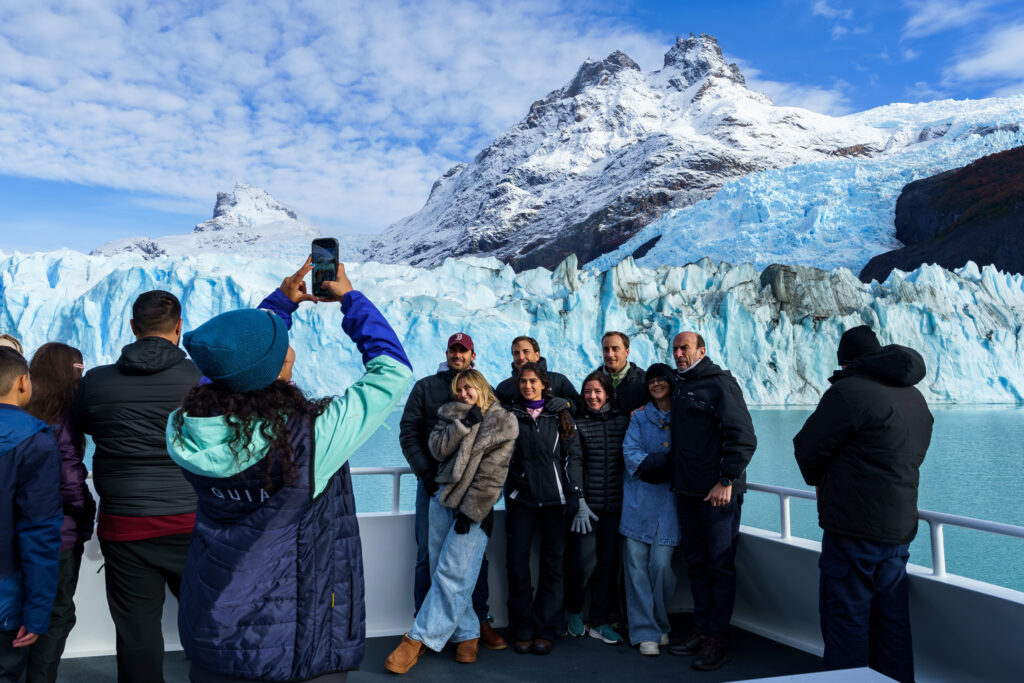 Conheça os principais glaciares da Patagônia em um único dia com o passeio Glaciares Gourmet.