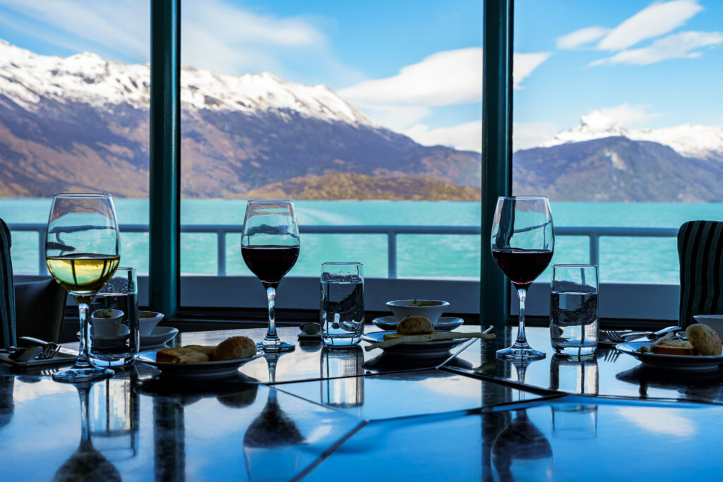 Descubra as diferenças entre os passeios Glaciares Gourmet e Todos Glaciares em El Calafate e escolha a melhor experiência para conhecer as geleiras da Patagônia Argentina.