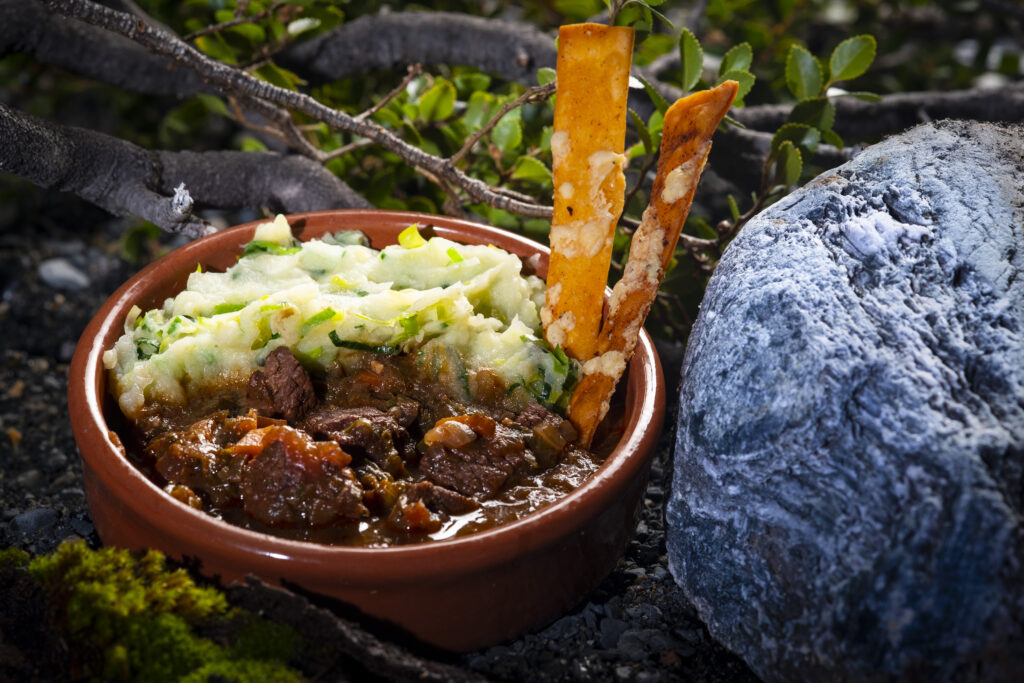 Descubra as diferenças entre os passeios Glaciares Gourmet e Todos Glaciares em El Calafate e escolha a melhor experiência para conhecer as geleiras da Patagônia Argentina.