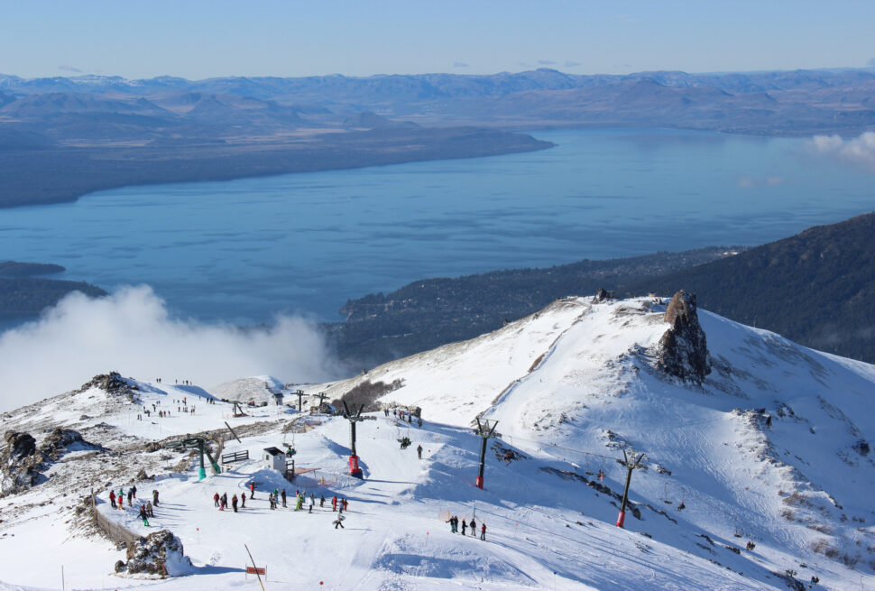Descubra quanto custa esquiar em Bariloche, vendo os preços em pesos argentinos, reais e dólares para esquiar no Cerro Catedral em 2026.