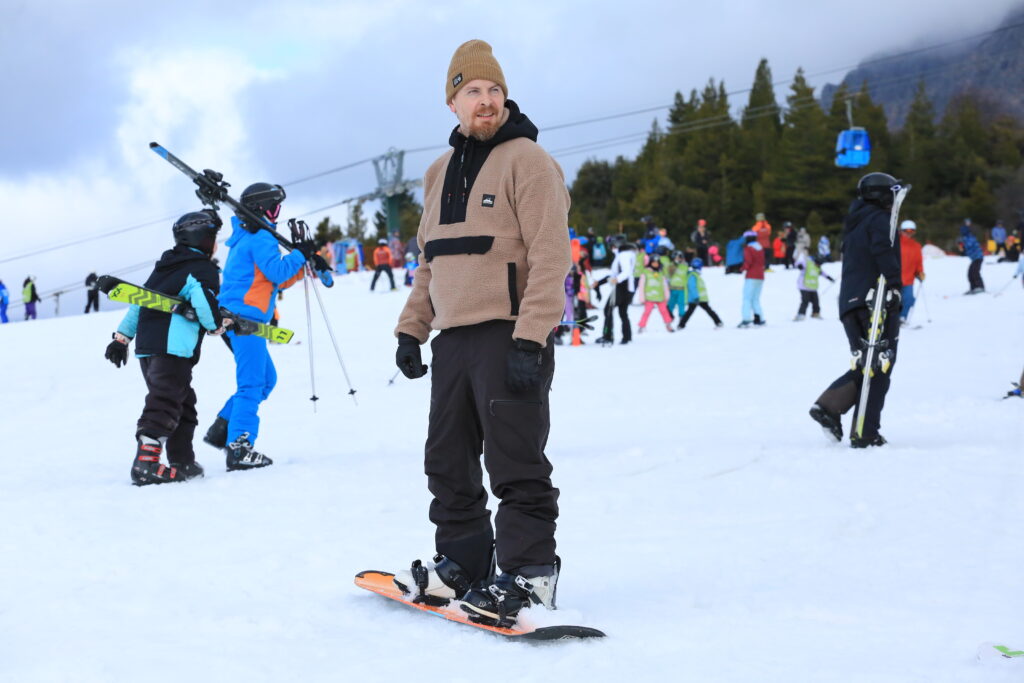 Descubra quanto custa esquiar em Bariloche, vendo os preços em pesos argentinos, reais e dólares para esquiar no Cerro Catedral em 2026.