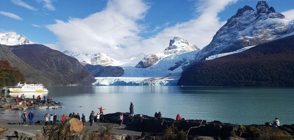Descubra as diferenças entre os passeios Glaciares Gourmet e Todos Glaciares em El Calafate e escolha a melhor experiência para conhecer as geleiras da Patagônia Argentina.