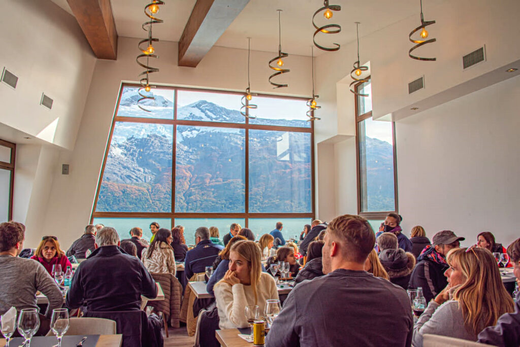 Descubra as diferenças entre os passeios Glaciares Gourmet e Todos Glaciares em El Calafate e escolha a melhor experiência para conhecer as geleiras da Patagônia Argentina.