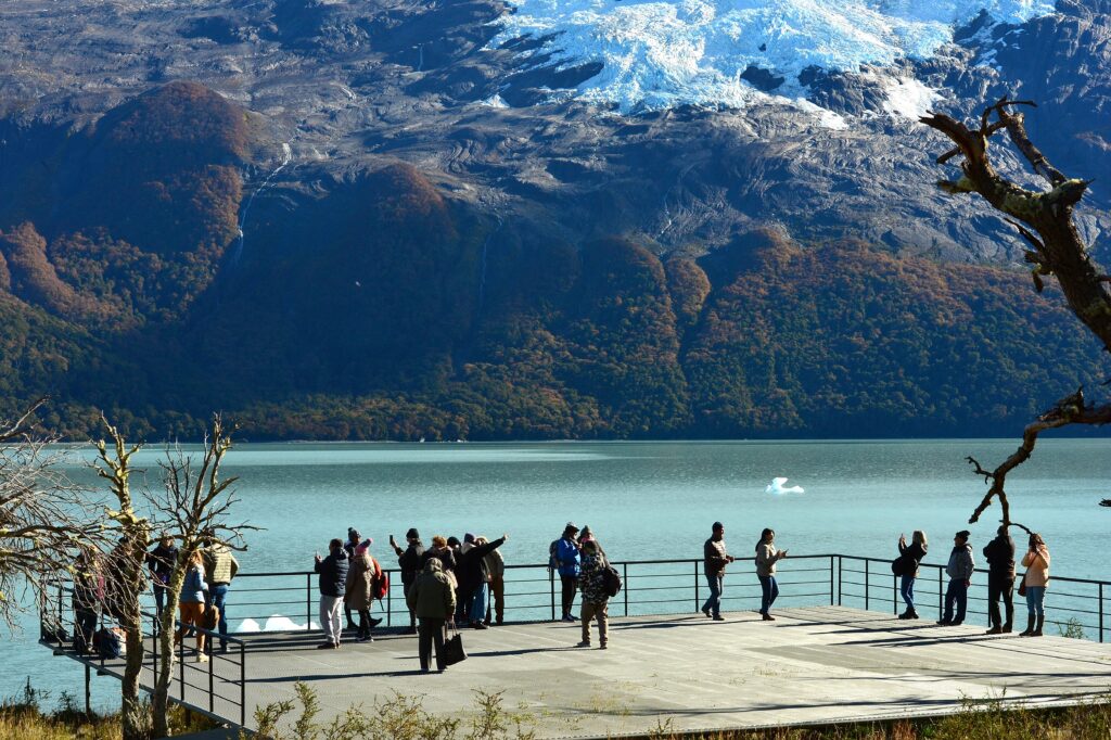 Descubra as diferenças entre os passeios Glaciares Gourmet e Todos Glaciares em El Calafate e escolha a melhor experiência para conhecer as geleiras da Patagônia Argentina.