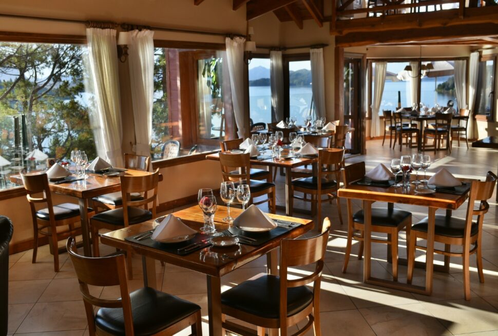 Descubra onde comer em Bariloche com dicas de parrillas, fondue, culinária patagônica, cafés, chocolaterias e cervejarias artesanais para aproveitar o melhor da gastronomia local.