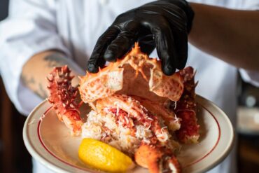 Descubra onde comer em Ushuaia: restaurantes com cordeiro patagônico, centolla, parrillas, cervejarias, cafés e opções veganas.